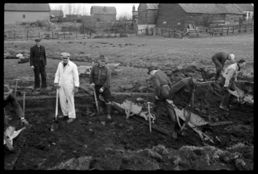 1980-5401 Ten noorden van Hillegersberg aan weerszijden van de Grindweg wordt gewerkt aan het aanleggen van dijken in ...