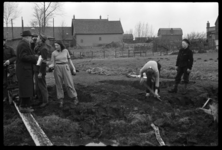 1980-5407 Ten noorden van Hillegersberg aan weerszijden van de Grindweg wordt gewerkt aan het aanleggen van dijken in ...