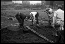 1980-5408 Ten noorden van Hillegersberg aan weerszijden van de Grindweg wordt gewerkt aan het aanleggen van dijken in ...
