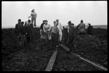 1980-5414 Ten noorden van Hillegersberg aan weerszijden van de Grindweg wordt gewerkt aan het aanleggen van dijken in ...