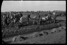 1980-5417 Ten noorden van Hillegersberg aan weerszijden van de Grindweg wordt gewerkt aan het aanleggen van dijken in ...