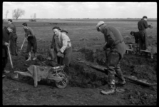 1980-5426 Ten noorden van Hillegersberg aan weerszijden van de Grindweg wordt gewerkt aan het aanleggen van dijken in ...