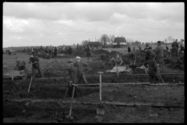 1980-5427 Ten noorden van Hillegersberg aan weerszijden van de Grindweg wordt gewerkt aan het aanleggen van dijken in ...