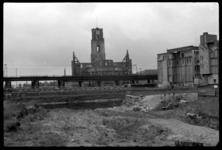 1980-5459 De Laurenskerk en het spoorwegviaduct gezien vanaf de Mariniersweg. Rechts staan de restanten van de ...