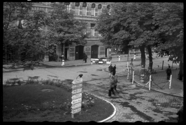 1980-5469 Dolle Dinsdag. De Landmacht loopt door de Van Vollenhovenstraat. Op de voorgrond staan Duitse ...
