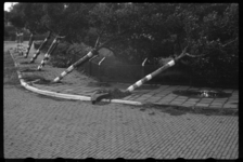 1980-5487 Door een zware storm zijn aan het Burgemeester Le Fèvre de Montignyplein een rij bomen omgewaaid.