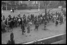 1980-5493 In de Burgemeester Le Fèvre de Montignylaan worden mannen weggevoerd tijdens de Razzia van Rotterdam. Mannen ...