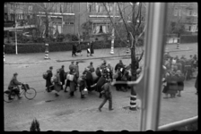 1980-5494 In de Burgemeester Le Fèvre de Montignylaan worden mannen weggevoerd tijdens de Razzia van Rotterdam. De ...