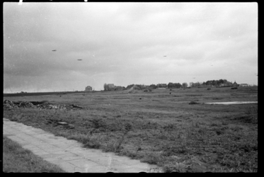 1980-5504 Operatie Manna. Boven de weilanden ter hoogte van Terbregge vliegen een aantal geallieerde vliegtuigen in ...