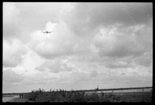 1980-5522 Operatie Manna. Een geallieerd vliegtuig lost voedselpakketten boven de weilanden bij Terbregge ten behoeve ...