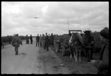 1980-5526 Operatie Manna. Een geallieerd vliegtuig lost voedselpakketten boven de weilanden bij Terbregge ten behoeve ...