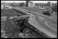 1980-5584 Het gebied aan weerszijden van de Blaak, gezien vanaf het pand van Gerzon. Op de voorgrond rijdt een tram ...