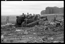 1980-5620 Bij de G.J. de Jonghweg wordt een Duitse antitankmuur ontmanteld door Canadese militairen. Met een militaire ...