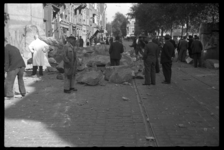 1980-5643 Een Duitse antitankmuur in de Scheepstimmermanslaan wordt kort na de bevrijding afgebroken. Mensen staan ...