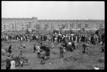 1980-5677 Grote groepen mensen kijken in het centrum in het gras naar een optocht of demonstraties van het Canadese ...