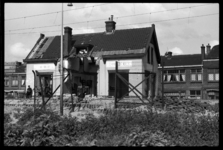 1980-5684 Het treinstation Schiebroek is grotendeels gesloopt vanwege het grote tekort aan brandhout.