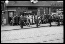 1980-5688 Voor slager A. van Herpen in de Bergse Dorpsstraat in Hillegersberg staat een lange rij mensen. Naast de ...