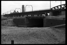 1980-5710 De brug over de grotendeels gedempte Pompenburgsingel. Achter het Luchtspoor is de Laurenstoren te zien.