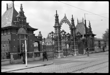 1980-5720 De toegangsgebouwtjes en het smeedijzeren hek van de Rotterdamsche Diergaarde aan de Kruisstraat na de ...