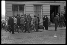 1980-5727 Bij de Bank voor Handel en Scheepvaart aan de Van Vollenhovenstraat kunnen biljetten van 100 gulden inleveren ...