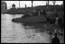 1980-5741 Bij de Regentessebrug in de Wijnhaven stappen mensen in en uit een assaultboot, een militair amfibievoertuig, ...