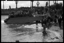 1980-5742 Bij de Regentessebrug in de Wijnhaven stappen mensen voor een vaartochtje in en uit een assaultboot, een ...