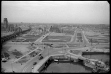 1980-5772 Vanaf het Witte Huis zicht op het gebied tussen het spoorwegviaduct / Binnenrotte en de Mariniersweg (midden ...