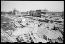 1980-5793-1 Het opgraven van fundamenten van een gebouw op de plaats waar de nieuwe Leuvekolk zal komen. Mogelijk de ...