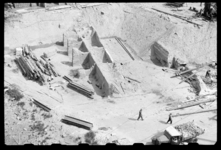1980-5793 Het opgraven van fundamenten van een gebouw op de plaats waar de nieuwe Leuvekolk zal komen. Mogelijk de ...