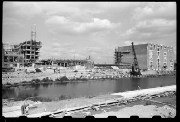 1980-5796 Zicht op de Wijnhaven in noordoostelijke richting. Rechts de pakhuizen van Koch in aanbouw. Op de achtergrond ...
