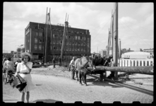 1980-5805 De werkzaamheden aan de nieuwe Leuvekolk. Op de voorgrond staat een lachend meisje en daarnaast een ...