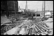 1980-5806 De werkzaamheden aan de nieuwe Leuvekolk. Oude heipalen worden verwijderd. Op de achtergrond de Soetenbrug ...