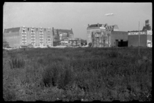 1980-5809 Aan de Wijnhaven staan nieuwe pakhuizen voor de firma Koch (links). Rechts het gebouw van de firma ...