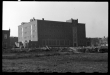1980-5810 Het nieuwe pand van het bedrijfsbouw van Blankenheym en Nolet bij de Zalmstraat.