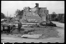 1980-5829 In de door het bombardement van 14 mei 1940 getroffen Wijnstraat wordt gewerkt aan het afbreken van ruïnes. ...