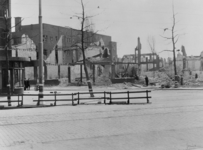 XXXIII-632-00-03-2 Gezicht in de door het geallieerde bombardement van 31 maart 1943 getroffen Rösener Manzstraat en ...
