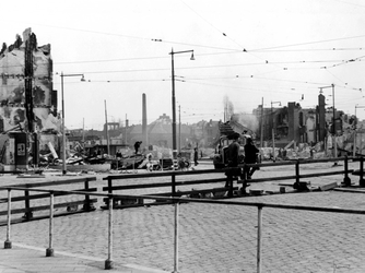 XXXIII-632-00-03-3 Gezicht op het Marconiplein met verwoeste panden als gevolg van het geallieerde bombardement van 31 ...
