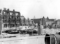 XXXIII-632-00-03-6 Op de voorgrond de Hudsonstraat, verder de Schiedamseweg bij het Marconiplein met verwoeste panden ...