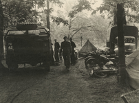 XXXIII-647-08-03 Een kamp van een Canadese divisie in het Park tijdens de bevrijdingsdagen.