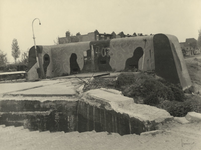 XXXIII-663-10-1 Een Duitse verdedingsmuur en afgebroken brug voor het slopen bij de Terbregseweg.