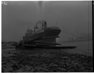 1023-01 Cesare Battisti is in de nacht van 31 januari 1953 op 1 februari 1953 na een storm op een pier in de Waalhaven beland
