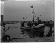 1023-05 In de Berghaven in Hoek van Holland komt reddingboot President Jan Lels van de ZHRM binnenvaren.