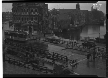 1026-7 Werkzaamheden aan de voormalige Aelbrechtsbrug. Helemaal links de Havenstraat. Rechts van het midden het ...