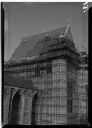1038-08 Het transept van de Sint Laurenskerk staat in de steigers. Werkzaamheden aan het dak. Uit een serie over de ...
