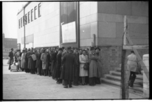 1076 Rij wachtenden voor het gebouw van het Rotterdamsch Nieuwsblad aan de Schieamse Vest bij de kaartverkoop voor de ...