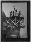 1082 Mannen staan bij de spits van het gebouw op de hoek Schiekade-Slagveld, waar het Rotterdamsch Nieuwsblad heeft ...