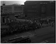 1089-02 Groep mensen staat bij het gebouw van het Rotterdamsch Nieuwsblad aan de Schiedamse Vest om de ...