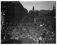1089-03 Groep mensen staat bij het gebouw van het Rotterdamsch Nieuwsblad aan de Schiedamse Vest tijdens ...