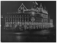 1099 Bij het 50-jarig bestaan van het Rotterdamsch Nieuwsblad, is het gebouw aan het Slagveld verlicht.