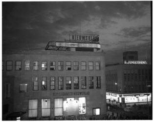 1119-02 Lichtkrant op het gebouw van het Rotterdamsch Nieuwsblad aan de Schiedamse Vest. Rechts de Binnenweg met ...